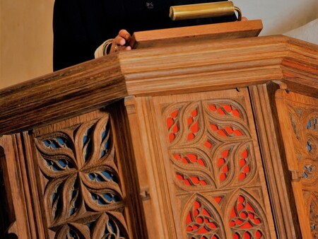 Billede af præst på prædikestol